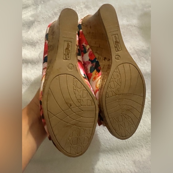 Dexflex comfort 6.5 floral peep toe wedge. Excellent condition. - Picture 5 of 7